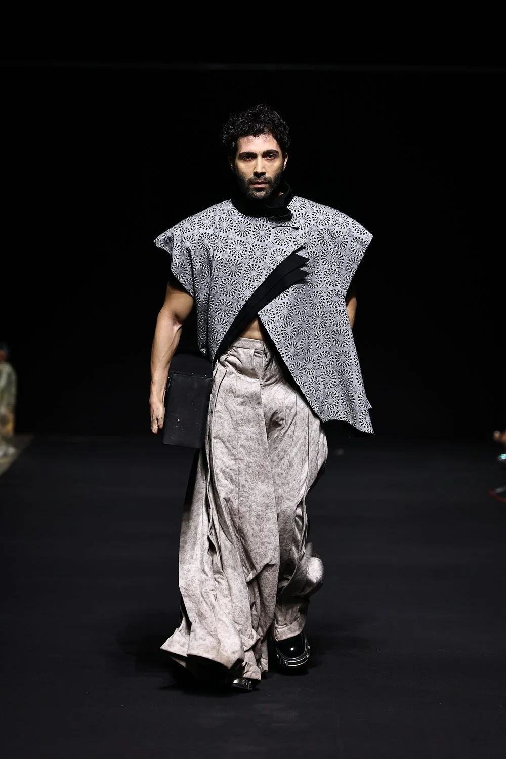 Look 03, detail